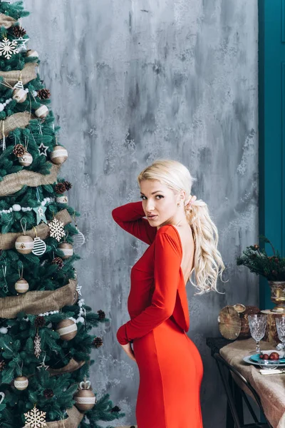 Ung Kvinna Elegant Röd Klänning Över Jul Interiör Bakgrund Jul — Stockfoto