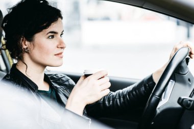 Trafikte dururken çalışmaya genç zarif kadın acele