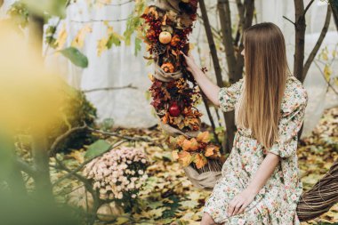 genç güzel sarışın kadın sonbahar süslemeleri poz