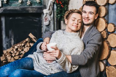 Güzel genç bir çift bir Noel portresi Oda dekore edilmiştir. Noel ve yeni yıl kavramı