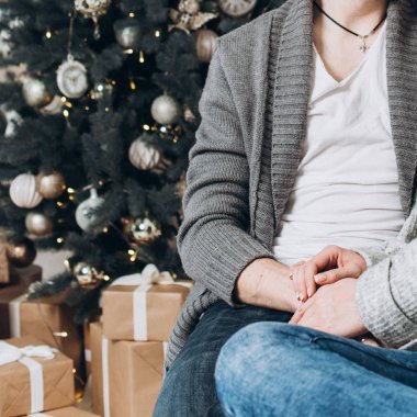 Bir Noel ağacı arka plan eller. Noel ve yeni yıl kavramı