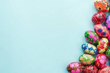 Paskalya yumurta mavi zemin üzerine dekore edilmiştir. 