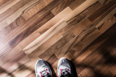 Ahşap arka planda spor ayakkabılar