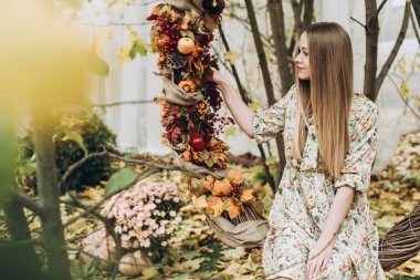 genç güzel sarışın kadın sonbahar süslemeleri poz