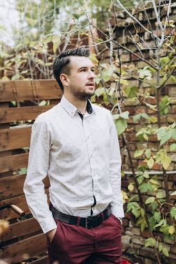 genç yakışıklı adam açık havada sonbaharda poz