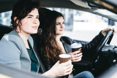 İki kız bir arabaya biniyor