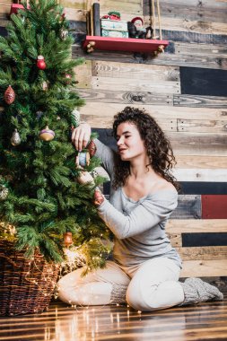 Güzel kadın dekorasyon Noel ağacı. Noel ve yeni yıl kavramı