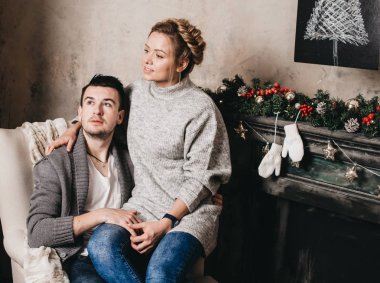 güzel çift şöminenin yanında romantik bir akşamın. Noel ve yeni yıl kavramı