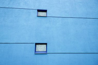 Büyük duvar iki windows ve çizgiler ile modern binasında. Windows yansımaları. Kopya alanı