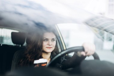 Genç güzel kız bir araba