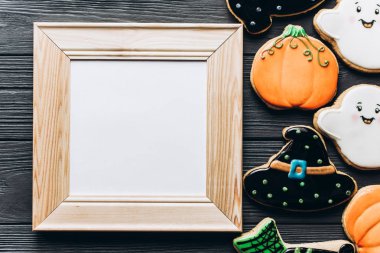 Masada Cadılar Bayramı için komik lezzetli zencefilli bisküvi. üstten yatay görünüm