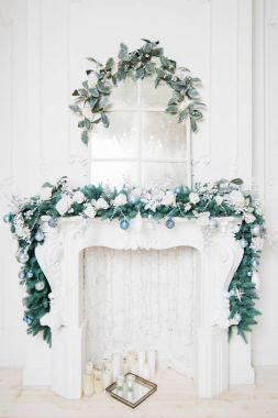 Noel beyaz oda dekore edilmiştir. Noel ve yeni yıl kavramı.