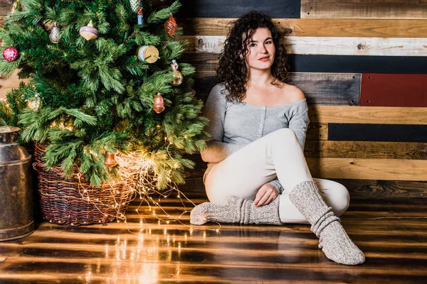 Yeni yıl iç güzel kadın Noel ağacı kadar elbise. Noel ve yeni yıl kavramı