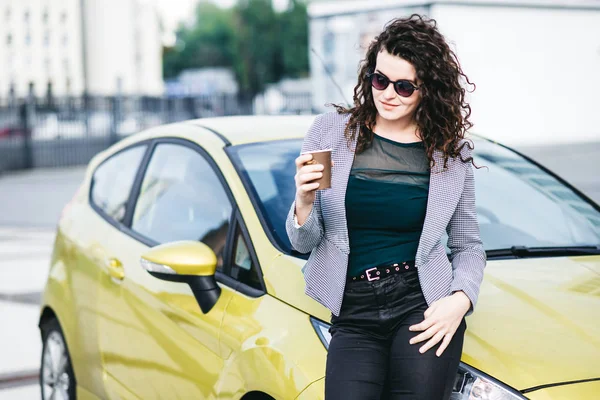 Ragazza Alla Moda Piedi Vicino Alla Sua Auto Nella Città — Foto Stock