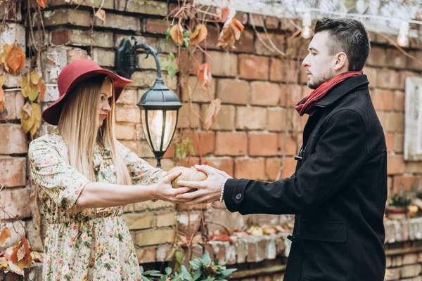 Hermosa Pareja Enamorada Posando Aire Libre Otoño — Foto de Stock