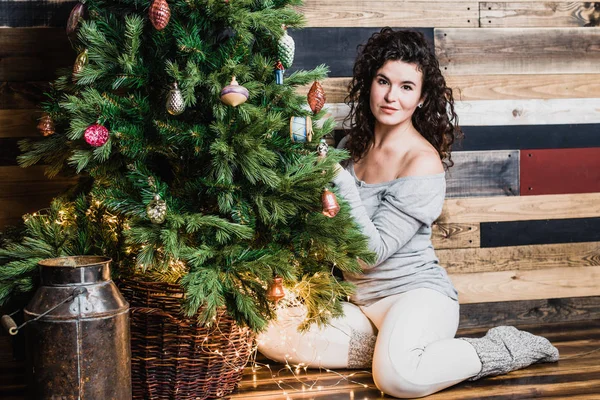 Mulher Bonita Que Decora Árvore Natal Conceito Natal Ano Novo — Fotografia de Stock