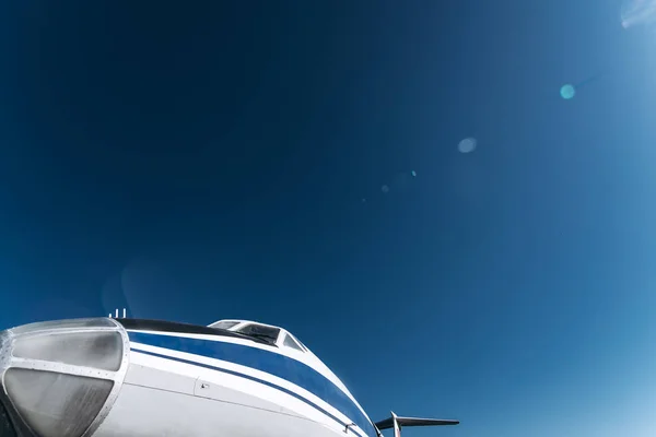 Nos Samolotu Pasażerskiego Bliska Locie — Zdjęcie stockowe