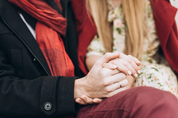 Joven Hermosa Pareja Sentado Banco Posando Aire Libre — Foto de Stock