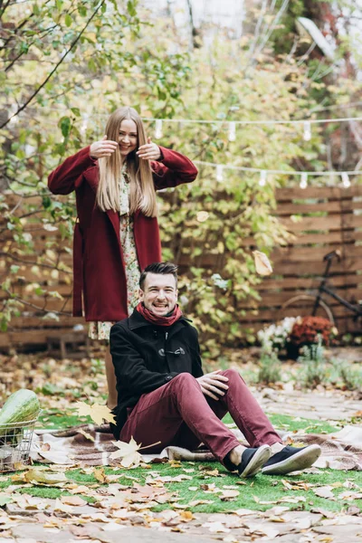 Jovem Belo Casal Posando Livre Outono — Fotografia de Stock