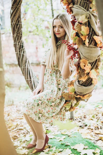 Młoda Kobieta Piękny Pozowanie Zewnątrz Jesienią — Zdjęcie stockowe