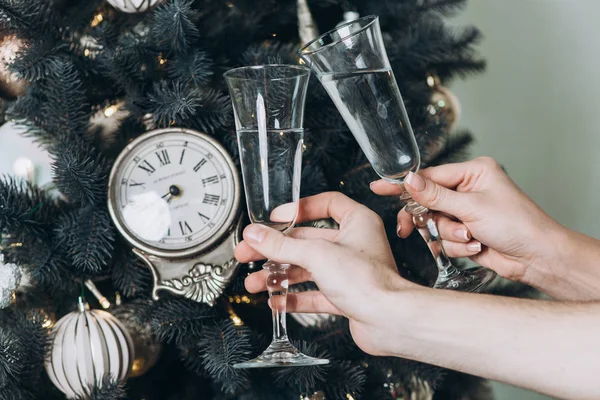 Sektgläser Der Hand Vor Dem Hintergrund Des Weihnachtsbaums Weihnachts Und — Stockfoto