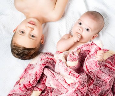 kardeş ve küçük kardeş yatakta yatan 