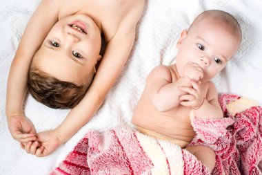 kardeş ve küçük kardeş yatakta yatan 