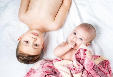 kardeş ve küçük kardeş yatakta yatan 