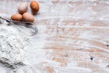 Yemek pişirme için-malzemeler un, hamur ahşap arka plan üzerinde