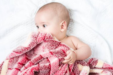 Yatakta yatan güzel mutlu küçük kız bebek 