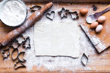 taze hamur formları tanımlama bilgileri ile ahşap masanın üzerine yaptı. 