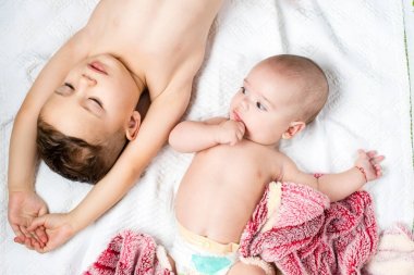 kardeş ve küçük kardeş yatakta yatan 