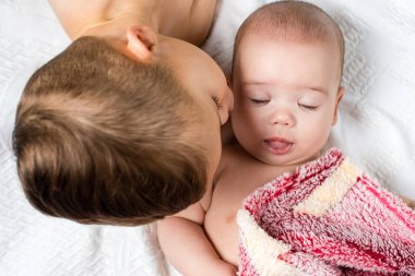 kardeş ve küçük kardeş yatakta yatan 