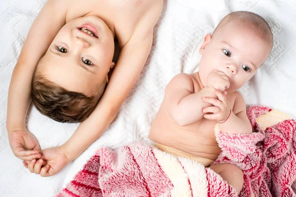 kardeş ve küçük kardeş yatakta yatan 