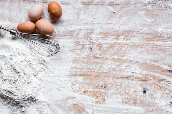 Yemek pişirme için-malzemeler un, hamur ahşap arka plan üzerinde