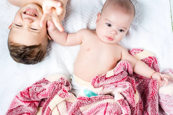 kardeş ve küçük kardeş yatakta yatan 