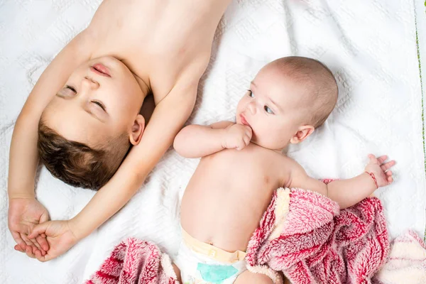 kardeş ve küçük kardeş yatakta yatan 