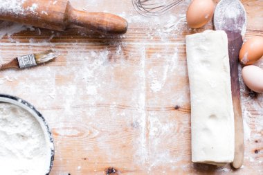 Yemek pişirme için-malzemeler un, hamur ahşap arka plan üzerinde 