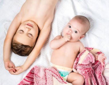 kardeş ve küçük kardeş yatakta yatan 