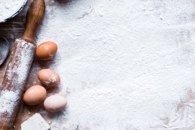 Yemek pişirme için-malzemeler un, hamur ahşap arka plan üzerinde 