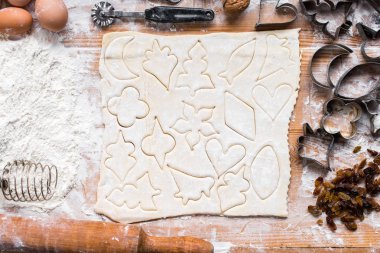 taze hamur formları tanımlama bilgileri ile ahşap masanın üzerine yaptı. 