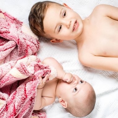 kardeş ve küçük kardeş yatakta yatan 