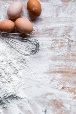 Yemek pişirme için-malzemeler un, hamur ahşap arka plan üzerinde