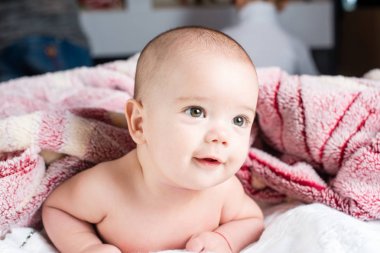 Yatakta yatan güzel mutlu küçük kız bebek 