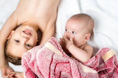 kardeş ve küçük kardeş yatakta yatan 