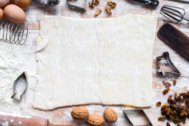 taze hamur formları tanımlama bilgileri ile ahşap masanın üzerine yaptı. 