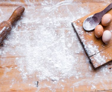 Yemek pişirme için-malzemeler un, hamur ahşap arka plan üzerinde 