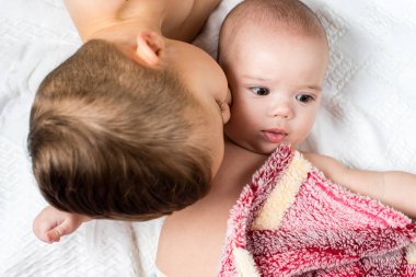 kardeş ve küçük kardeş yatakta yatan 