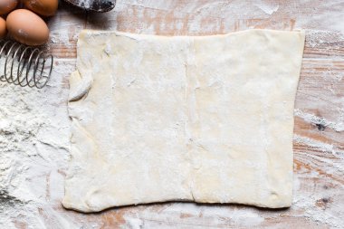 Yemek pişirme için-malzemeler un, hamur ahşap arka plan üzerinde