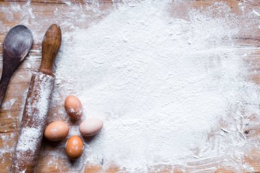 Yemek pişirme için-malzemeler un, hamur ahşap arka plan üzerinde 